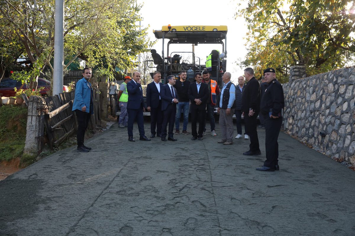 duzce_valiligi's tweet photo. 📍 Akçakoca 

Valimiz Sayın @Cevdet_Atay, Akçakoca Kaymakamı Mustafa Can ve kurum amirleri ile birlikte Tepeköy köyünde,

İl Özel İdaresi ekiplerince yapılan silindirle sıkıştırılmış beton yol yapım çalışmalarını yerinde inceleyerek, yetkililerden bilgi aldı. https://t.co/3TlcHk05qT