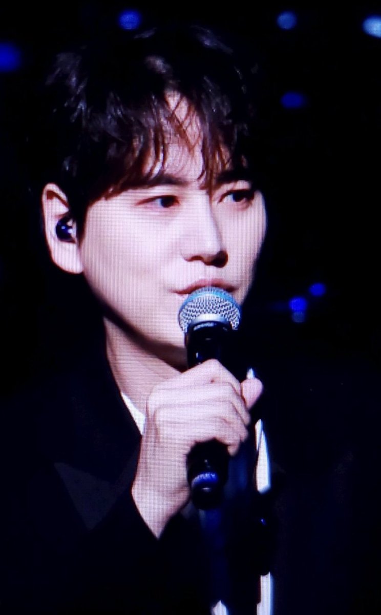 isi_penguin's tweet photo. His sparkly eyes and his glossy Cupid’s bow, and angel lemme just fetch you the sun https://t.co/9pWxzzWox3