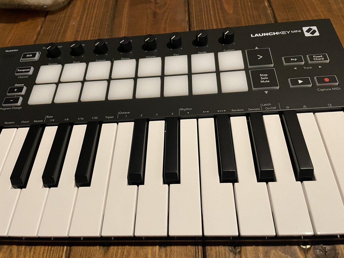 mbeattap's tweet photo. 新しいおもちゃ。楽しい。
リアルタイムに遊びながら作品ができる。
#novation
#launchkeyminimk3
#beatmake
#abletonlive11 https://t.co/z9s42Fge42
