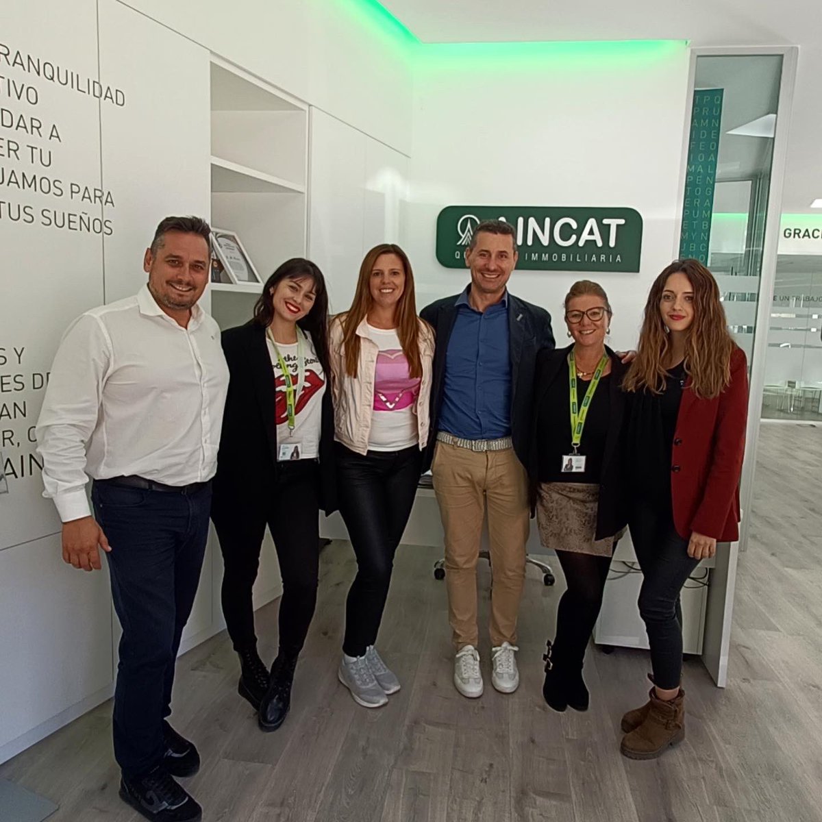 aincat_inmo's tweet photo. Hoy hemos recibido la 𝘃𝗶𝘀𝗶𝘁𝗮 de la 𝗥𝗲𝗴𝗶𝗱𝗼𝗿𝗮 𝗱𝗲 𝗰𝗼𝗺𝗲𝗿ç, 𝗘𝗹𝗶𝘀𝗮𝗯𝗲𝘁𝗵 𝗟𝗮𝘁𝗼𝗿𝗿𝗲 y 𝗹𝗮 𝘁𝗲́𝗰𝗻𝗶𝗰𝗮 𝗱𝗲 𝗰𝗼𝗺𝗲𝗿𝗰𝗶𝗼 𝗔𝗻𝗮𝗯𝗲𝗹 𝗗í𝗮𝘇 en 𝗔𝗶𝗻𝗰𝗮𝘁 𝗲𝗻 𝗦𝗮𝗻𝘁 𝗕𝗼𝗶 🎈 ¡Gracias!
⁣
#aincat #aincatsantboi #santboi #santboicomerç https://t.co/KNQIoiYOY6