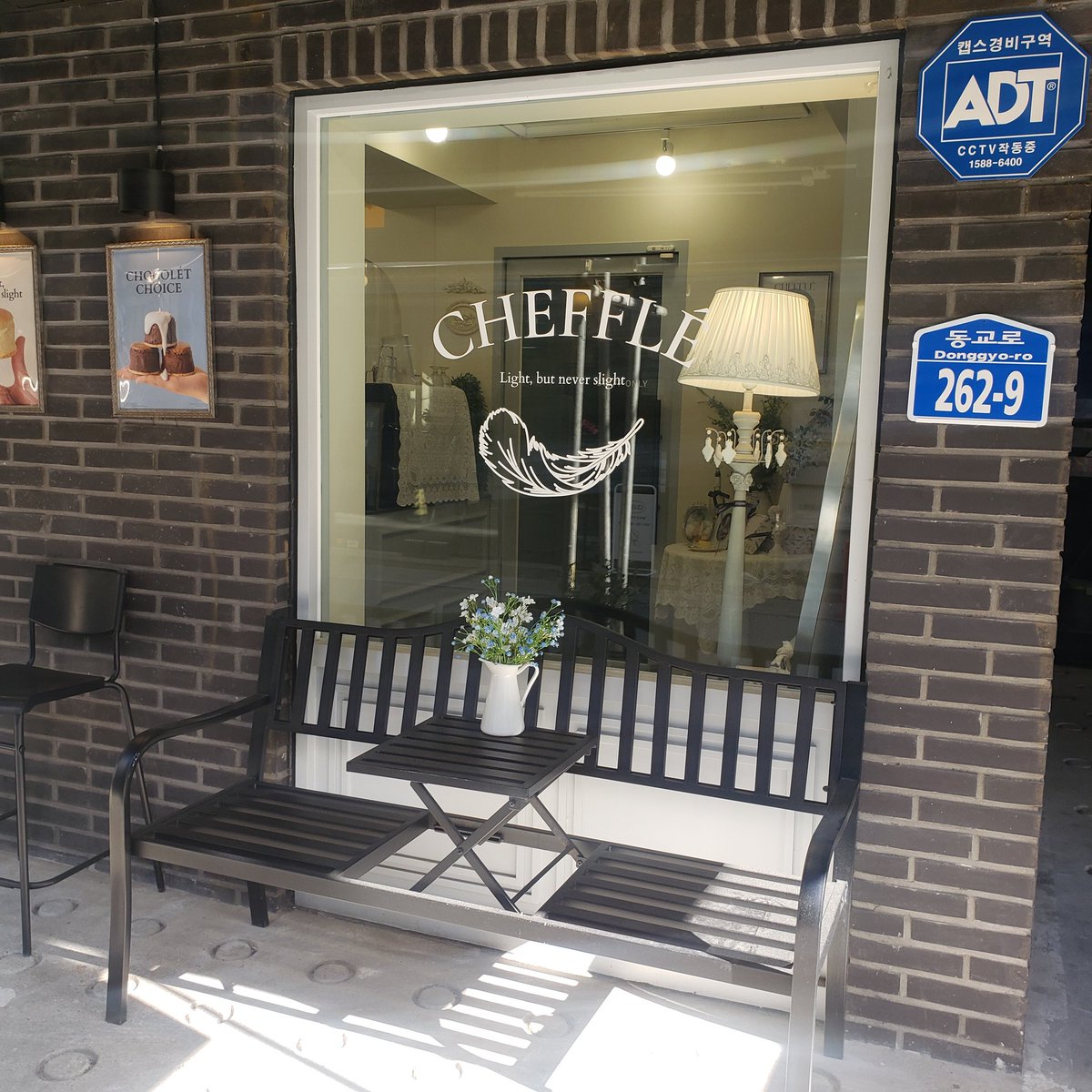 Daewang_nemoko's tweet image. BLACKLEVELの영훈がお薦めしてくれたお店①
延南洞にある"CHEFFLE" 
「並んで食べるそうです」って、영훈が言ってたけど、本当に開店前から列ができてた。
めっちゃ美味しいチーズケーキ！
これ、本当にお薦め！
영훈、教えてくれてありがとう💕
#치플레 #CHEFFLE