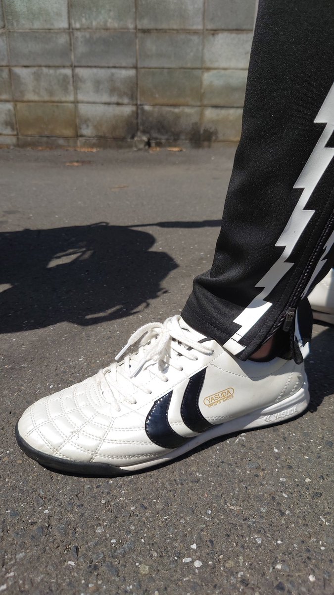 yasder1976's tweet photo. 子供と公園で遊ぶのに、ターフシューズとジャイールジャージパンツで。
でもやっぱり、YASUDAスニーカーほしいよね。
#おじさんコーデ #アラフィフファッション #アラフィフコーデ #40代 #ヤスダ #yasuda #Ligaresta #リガレスタ #リガレスタtf #リガレスタターフ #ligarestatf https://t.co/ag98hufdLu