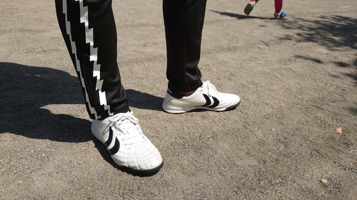 yasder1976's tweet photo. 子供と公園で遊ぶのに、ターフシューズとジャイールジャージパンツで。
でもやっぱり、YASUDAスニーカーほしいよね。
#おじさんコーデ #アラフィフファッション #アラフィフコーデ #40代 #ヤスダ #yasuda #Ligaresta #リガレスタ #リガレスタtf #リガレスタターフ #ligarestatf https://t.co/ag98hufdLu