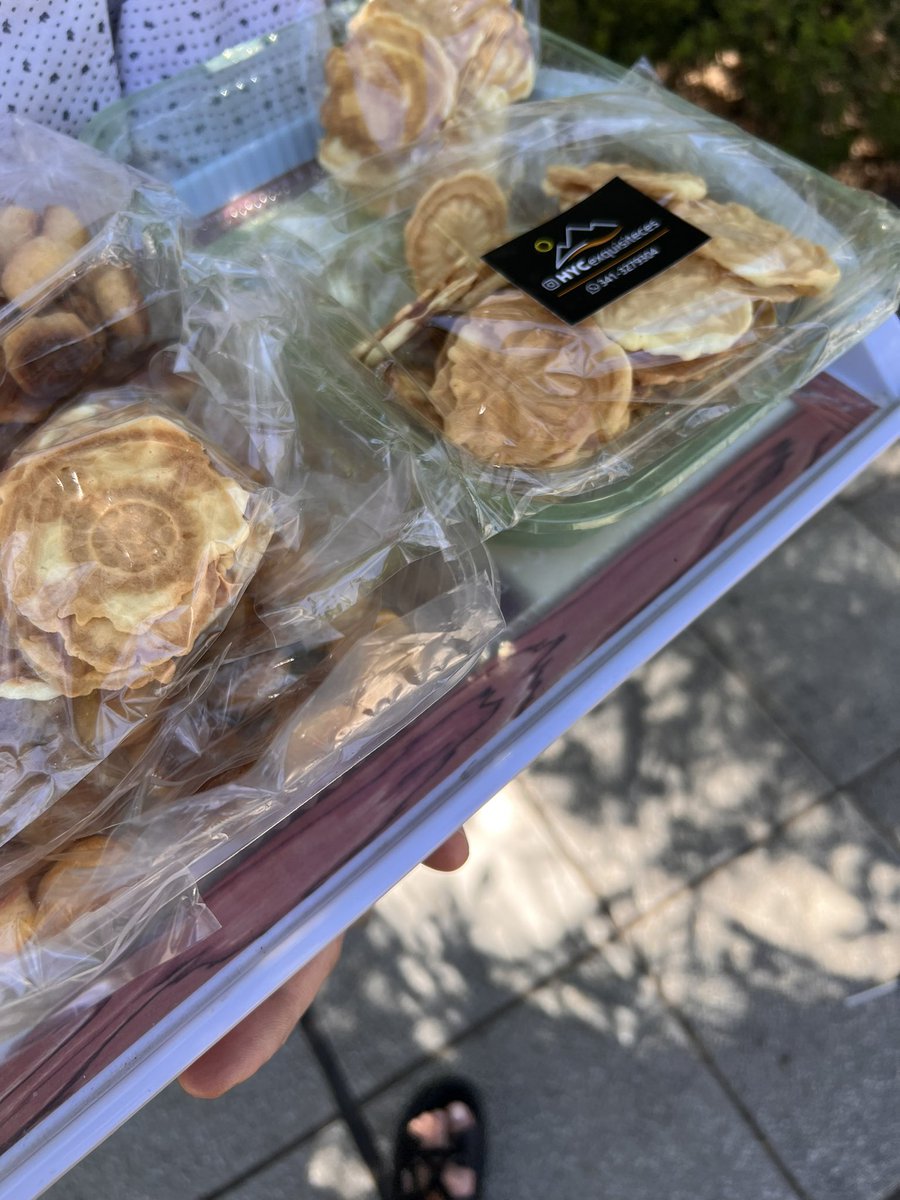 Jubilado con la mínima. Vendiendo galletitas en Oroño y 3 de febrero para llegar a fin de mes. Vayan a colaborar es un amor de persona y una historia re linda ❤️❤️❤️❤️