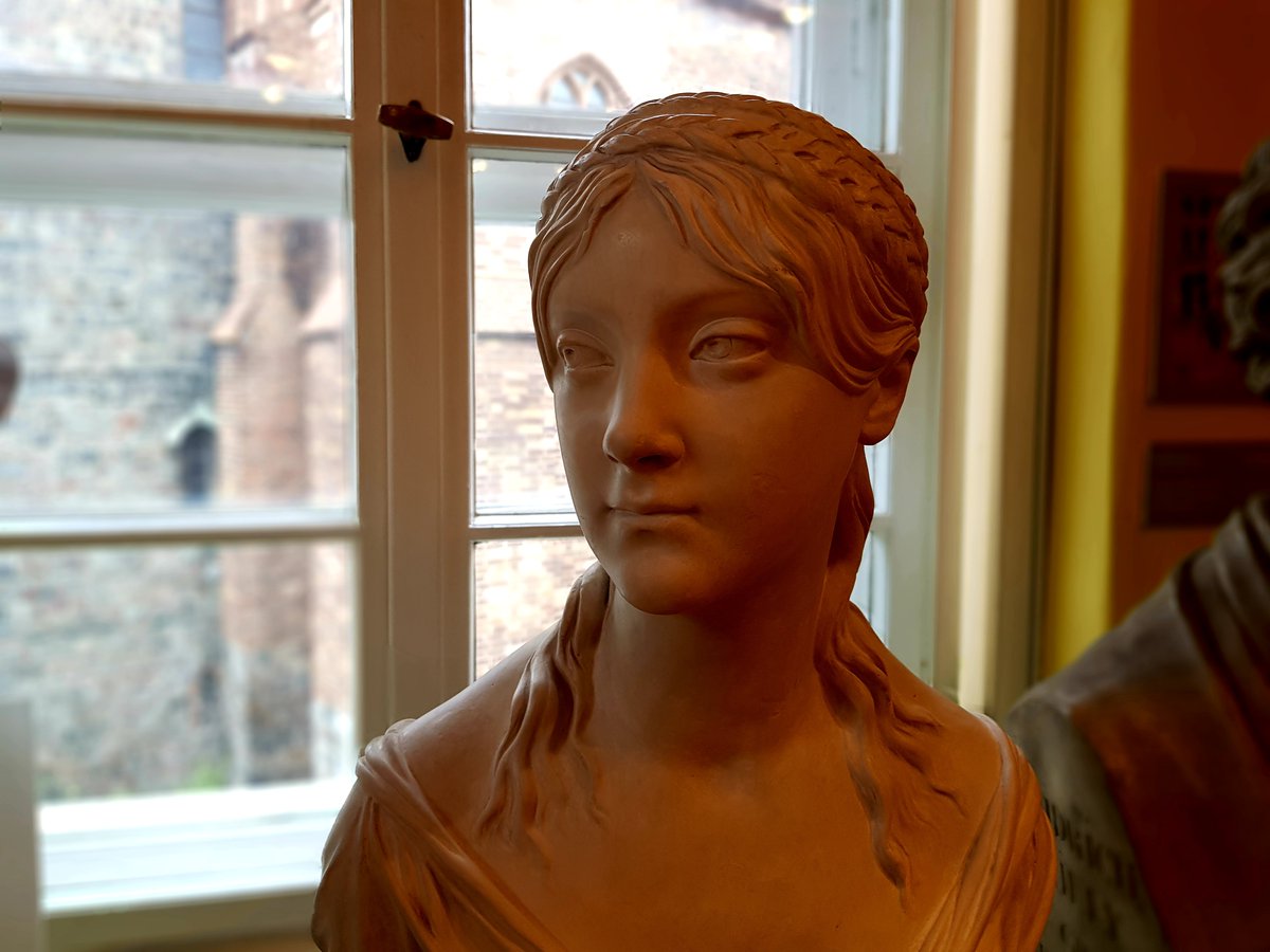 Dr_Jan_Mende's tweet photo. Seit einer Woche ist die Ausstellungsintervention "Teenager, Schneidermeister und Gerichtspräsident" im #MuseumKnoblauchhaus zu sehen: 11 Büsten des Bildhauers #Schadow und Kollegen. Mit dabei das Porträt von Marianne Schlegel! https://t.co/3rKhaTJkPD
@StadtmuseumBLN https://t.co/BMIOwt9Y1s