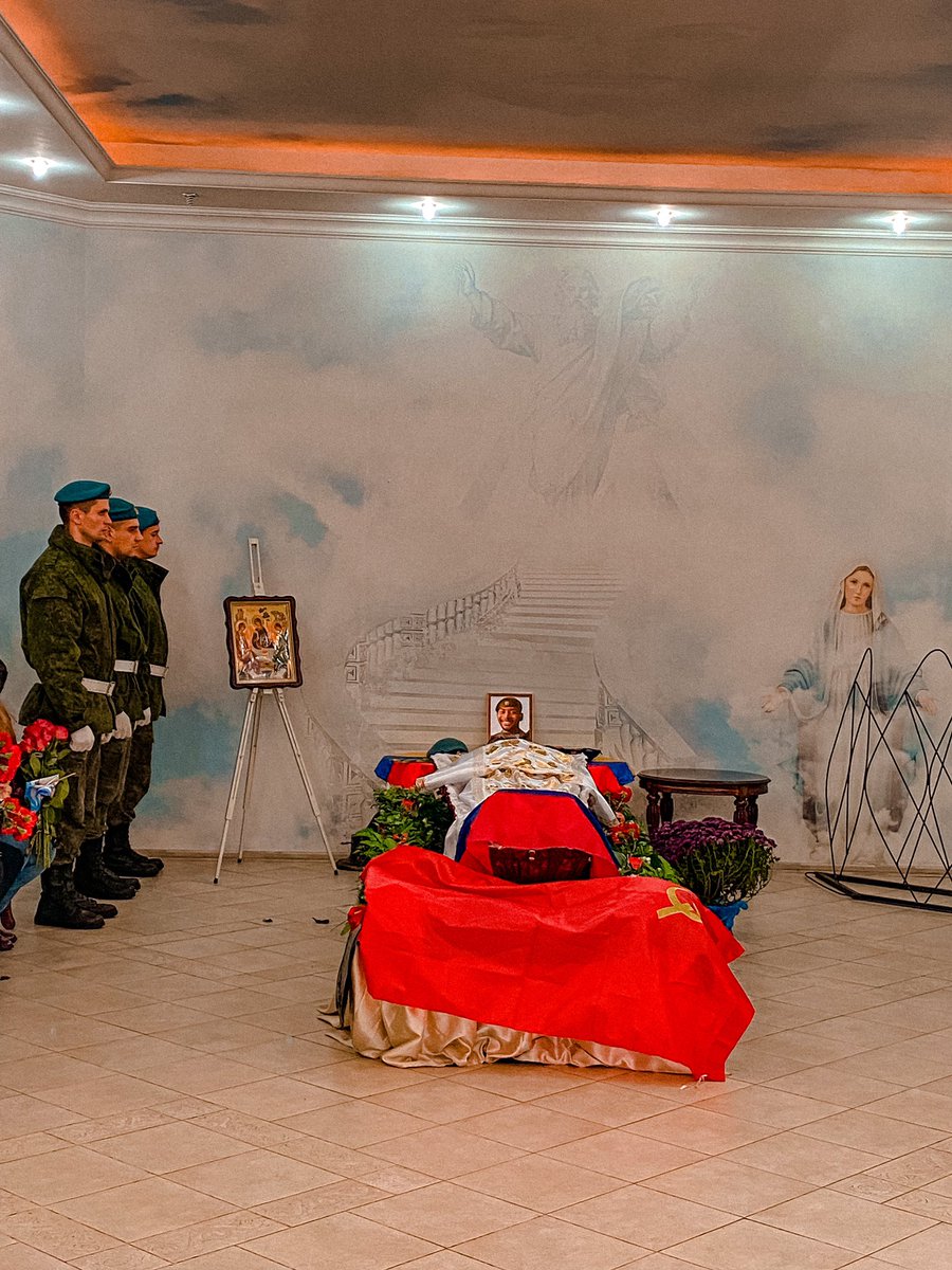 Homenaje de despedida a Alexis Castillo alias Alfonso Cano. Héroe internacionalista caído en combate defendiendo a la población civil de Donbás.

Su hijo de 6 años está orgulloso: llevará su foto el próximo 9 de mayo en Donetsk. Yo la llevaré en Madrid. 

Su recuerdo será eterno.