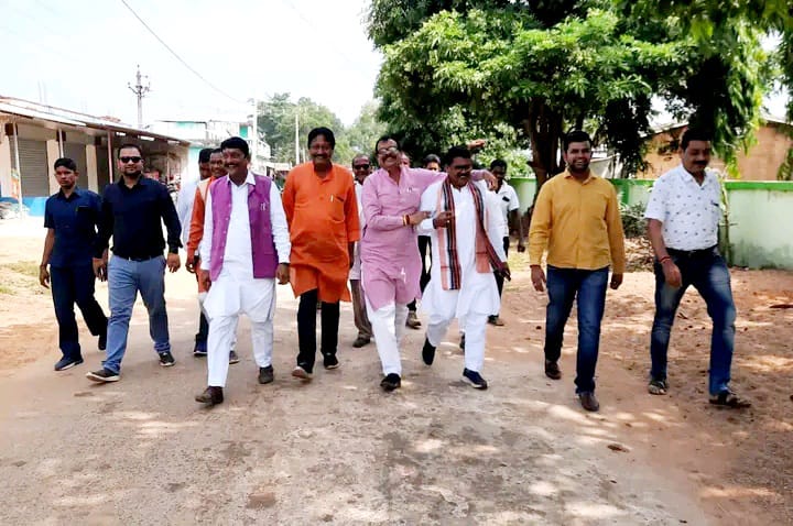 BJP_BHATLI's tweet photo. ପଦ୍ମପୁର ବିଧାନସଭା ଅନ୍ତର୍ଗତ ଝାରବନ୍ଧ ବ୍ଲକର ଡଭା ଠାରେ ମାନ୍ୟବର ସାଂସଦ ସୁରେଶ ପୂଜାରୀ,ଛତିଶଗଡ ମହାସମୁନ୍ଦ ସାଂସଦ ଚୁନିଲାଲ ସାହୁ,ପୂର୍ବତନ ବିଧାୟକ ପ୍ରଦୀପ ପୁରୋହିତ,ଜିଲ୍ଲା ଉପସଭାପତି #ସୁଶାନ୍ତ_ମିଶ୍ର ତଥା ଦଳର ବରିଷ୍ଠ ନେତୃବୁନ୍ଦଙ୍କ ଉପସ୍ଥିତିରେ କଂଗ୍ରେସ ଓ ବିଜେ���ି ଦଳର ୨୦୦ ରୁ ଉର୍ଦ୍ଧ୍ବ ସଦସ୍ଯଙ୍କ ବିଜେପିରେ ଯୋଗଦାନ । https://t.co/VVhyAtZWaA