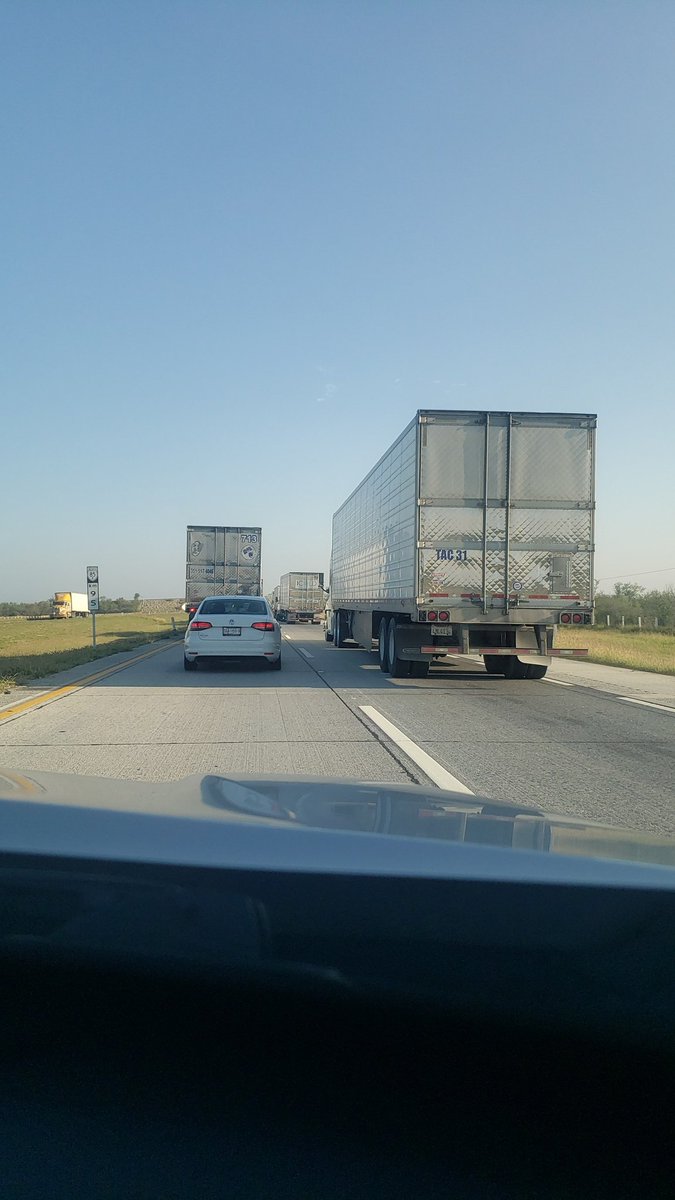 el_fernix's tweet photo. @MroNoreste que buena fila se cargan en la caseta de cobro... 
Ahora cual es la excusa?  #carreteralaredo https://t.co/1H2trI6Lk5