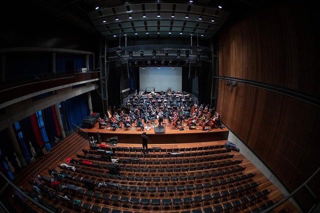 Mit verbundenen Augen: Erste fotografische Impressionen von den Proben zu unserem 2. Abo-Konzert vom kommenden Sonntag im <a href="/_burghof/">Burghof Lörrach</a> Lörrach, wo wir u. a. die #Uraufführung des Orchesterwerks «Losing the Red Queen‘s Race» von Mauro Hertig präsentieren. @baldurbronniman