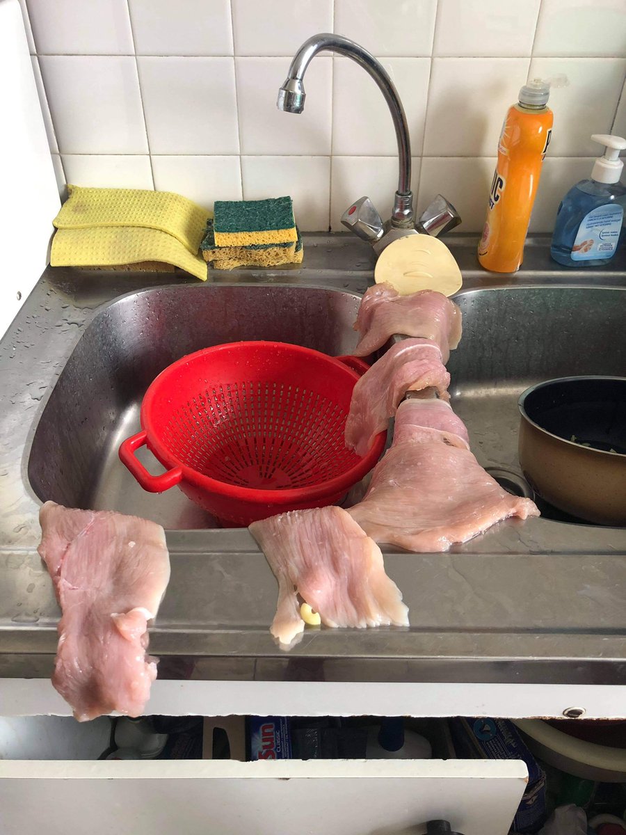 EmelineBouchard's tweet image. Ma bénéficiaire qui fais décongeler des escalopes comme ont étend des chausettes