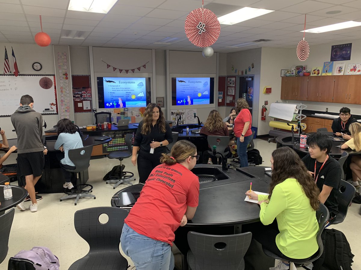 Annnnd, they’re off! Mrs. Barron’s Biology students race to be the first group to list 26 biotic and 26 abiotic factors in the US ecosystem. Bragging rights are within reach! 🏁🥇