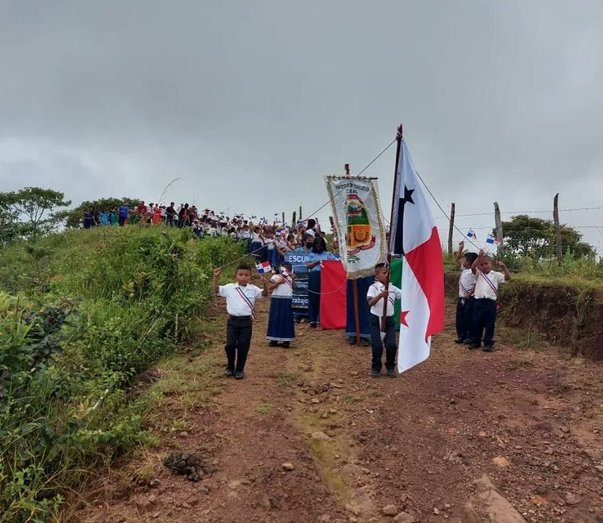 TelemetroRadio's tweet photo. Simplemente amor por la patria 🥺🇵🇦 Ojalá pudieran realizar sus desfiles en mejores condiciones. #ParteDeTuVida https://t.co/zawO95ddpQ