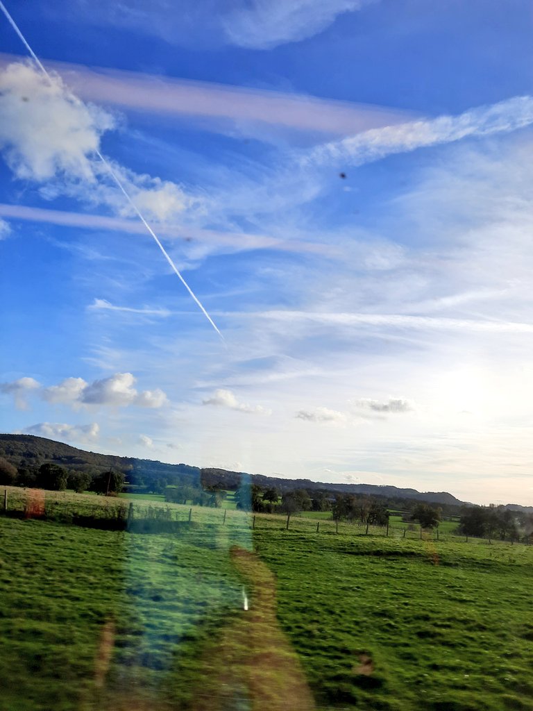 bookelf_ceri's tweet photo. Almost in Wales. #hellohome https://t.co/ZzoZWb7BLJ