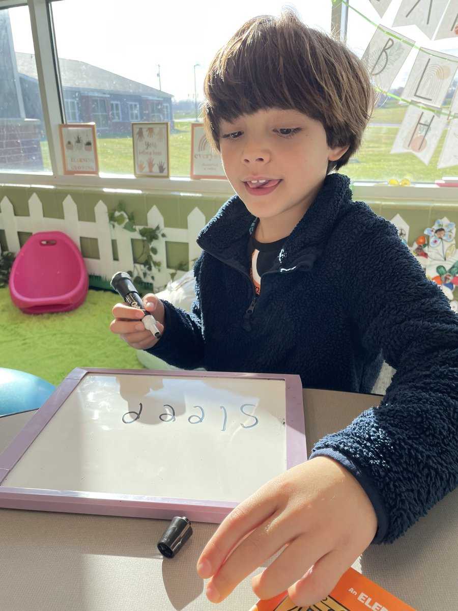 KatiebellSLP's tweet photo. @SLCSpearson students are using #interactivewriting to locate words in text with their target sounds, be the teacher, and then create a helpful anchor chart! #govisual #togetherisbetter https://t.co/zalq6GA8Po
