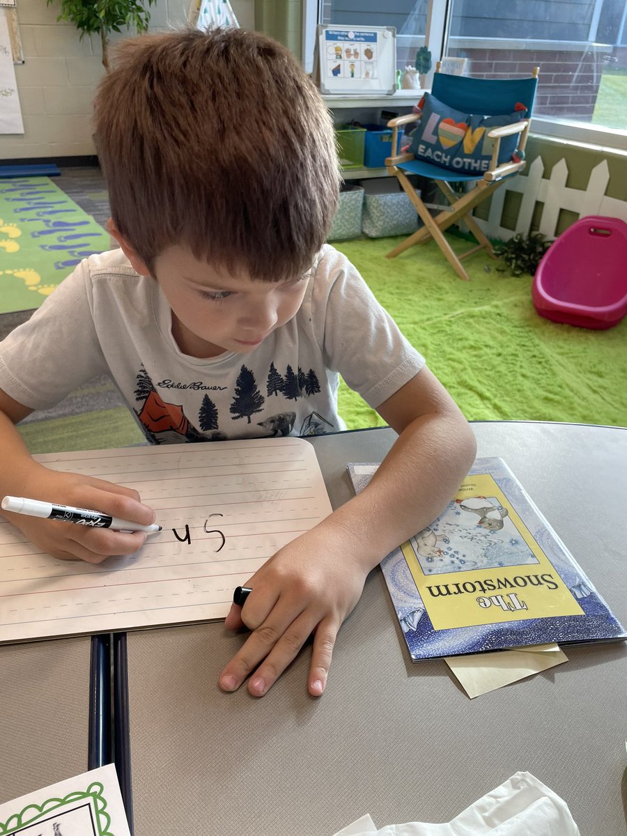 KatiebellSLP's tweet photo. @SLCSpearson students are using #interactivewriting to locate words in text with their target sounds, be the teacher, and then create a helpful anchor chart! #govisual #togetherisbetter https://t.co/zalq6GA8Po