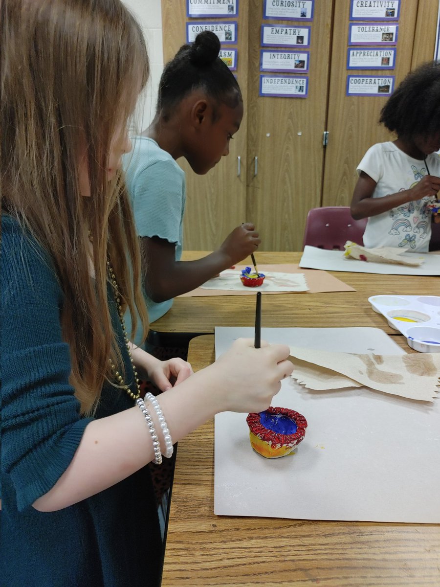 Benjamin Mueller (@mrmuellerarts) on Twitter photo It's been a while since I've updated! We read #ThePotThatJuanBuilt and created clay pots. We also learned about primary and secondary colors!
<a href="/ToomerES/">Toomer Elementary School</a> <a href="/FAToomerPTA/">Fred A. Toomer PTA</a> #APSARTS <a href="/Inbrownsbag/">Caroline Brown</a> @DobashiTaylor @sara_womack It's been a while since I've updated! We read #ThePotThatJuanBuilt and created clay pots. We also learned about primary and secondary colors!
<a href="/ToomerES/">Toomer Elementary School</a> <a href="/FAToomerPTA/">Fred A. Toomer PTA</a> #APSARTS <a href="/Inbrownsbag/">Caroline Brown</a> @DobashiTaylor @sara_womack