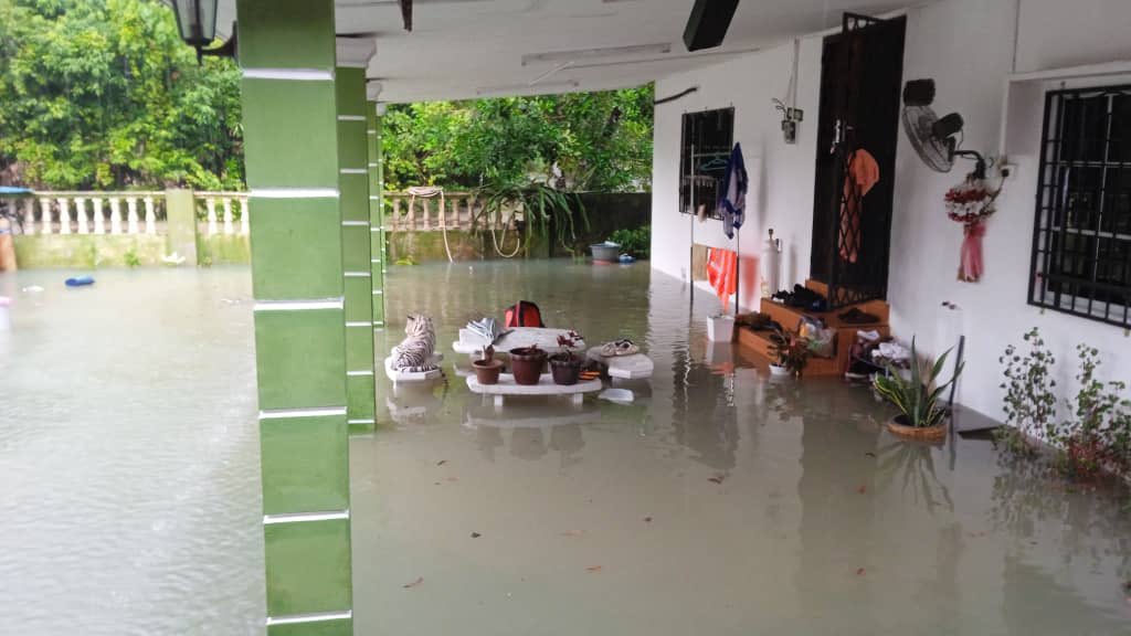 BernamaTV's tweet photo. Puluhan mangsa banjir terpaksa berpindah akibat banjir kilat di beberapa kampung di Bukit Gantang, Taiping, Perak.

Gambar &amp; Video: Bomba https://t.co/NiR7WrqlYY