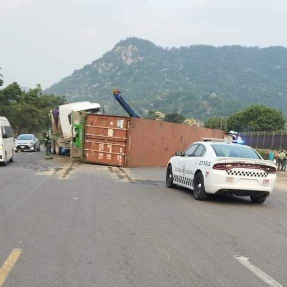 #AlMomento Reportan accidente entre tráilers en el crucero de El Colomo en Manzanillo @Titanes57Ofic <a href="/Kikooman83/">KIKOMAN</a> <a href="/cremosojordy/">Cremosojordy</a> <a href="/Thermokineros/">Thermokineros De ❤ corazón Oficial</a> <a href="/RubenDashCastro/">Ruben</a> <a href="/RousCarrillo6/">Rouss💖😉🌻🍸🎶🚛💨✌</a> <a href="/saulortega71/">𝓔𝓵 𝓟𝓪𝓷𝓽𝓮𝓻𝓪🌎🌎🌎🚚🚚🚚😃😃🐾🐾</a>