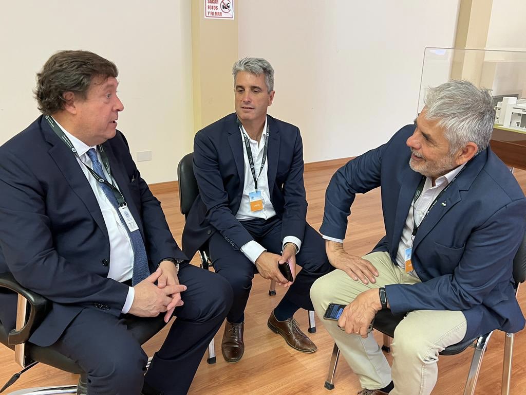 En Bariloche, dialogando con <a href="/AlbrieuLuis/">Luis Albrieu</a> y <a href="/alejoramosmejia/">Alejo Ramos Mejía</a> sobre esta oportunidad histórica que tenemos los rionegrinos de construir entre todos los sectores un gran acuerdo provincial que nos permita planificar el Río Negro de los próximos 20 años.