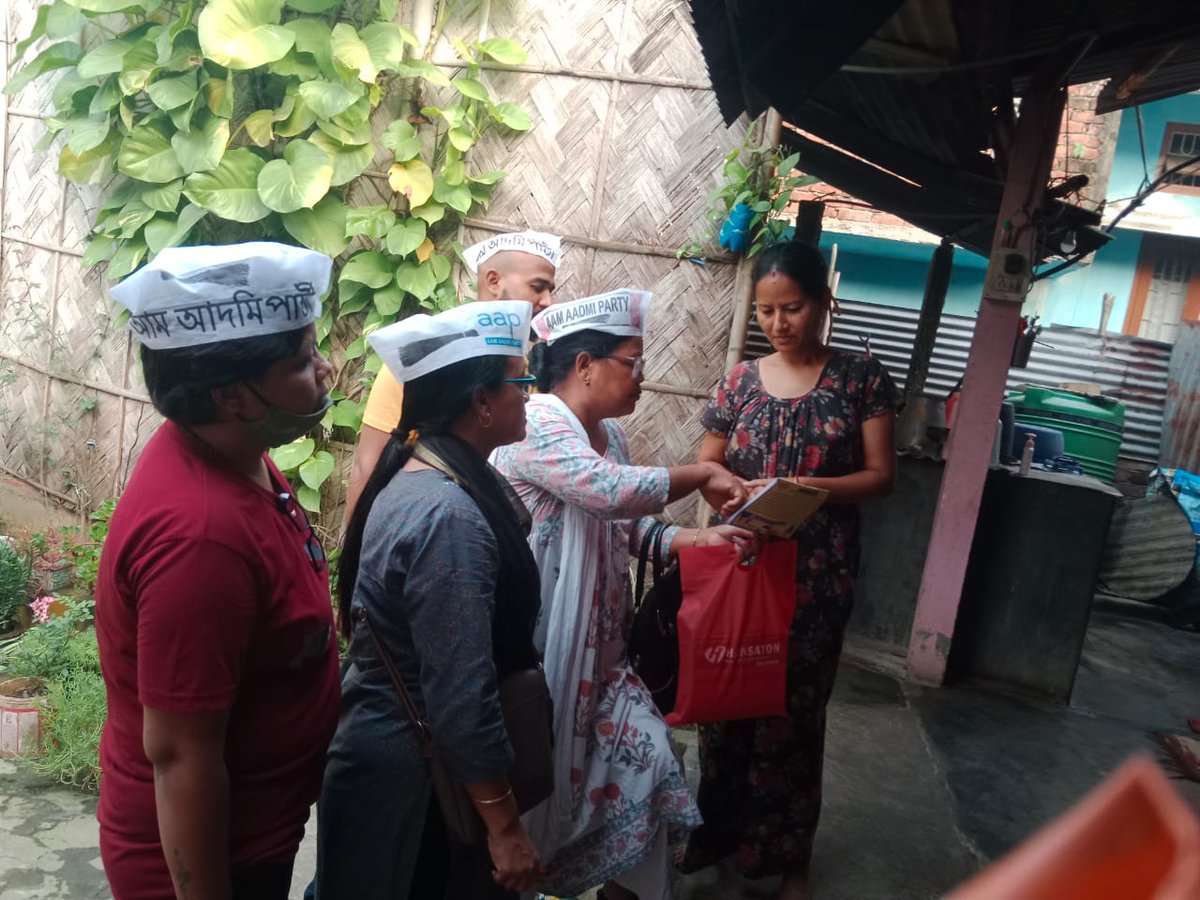 AAP4Assam's tweet photo. ১ নবেম্বৰৰ পৰা "আম আদমি পাৰ্টী"ৰ উদ্যোগত গুৱাহাটী মহানগৰীৰ ৱাৰ্ডে-ৱাৰ্ডে আৰম্ভ হোৱা জনজাগৰণ আন্দোলনৰ অংশ হিচাপে আজি এইদৰে চতুৰ্থ দিনাও আপ অসমৰ কৰ্ম-কৰ্তা সকল মহানগৰীৰ বিভিন্ন ৱাৰ্ডত ৰাইজৰ ঘৰে উপস্থিত হৈ ৰাইজৰ লগত মত বিনিময় কৰে।

#AapAssamPaaniAndolon https://t.co/FFVvJNhgJN