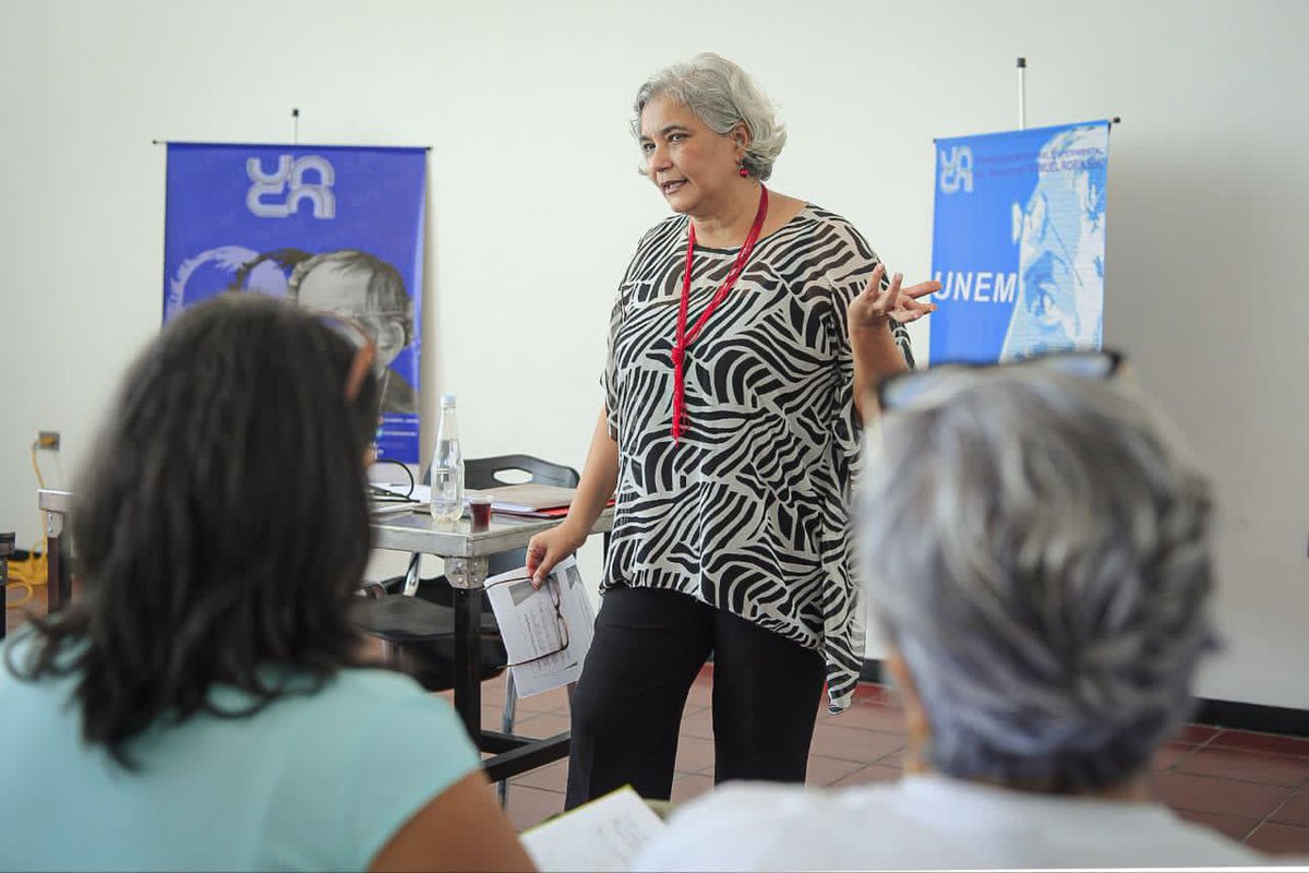 #Ahora 📢 || "Debemos mirar toda la investigación que se hace en la universidad desde la especialización para ver que investiga la UNEM y cuáles son las preocupaciones de los maestros venezolanos", acotó la rectora de la #UNEM Belkis Bigott.

#IVAniversarioUNEM
<a href="/NicolasMaduro/">Nicolás Maduro</a>