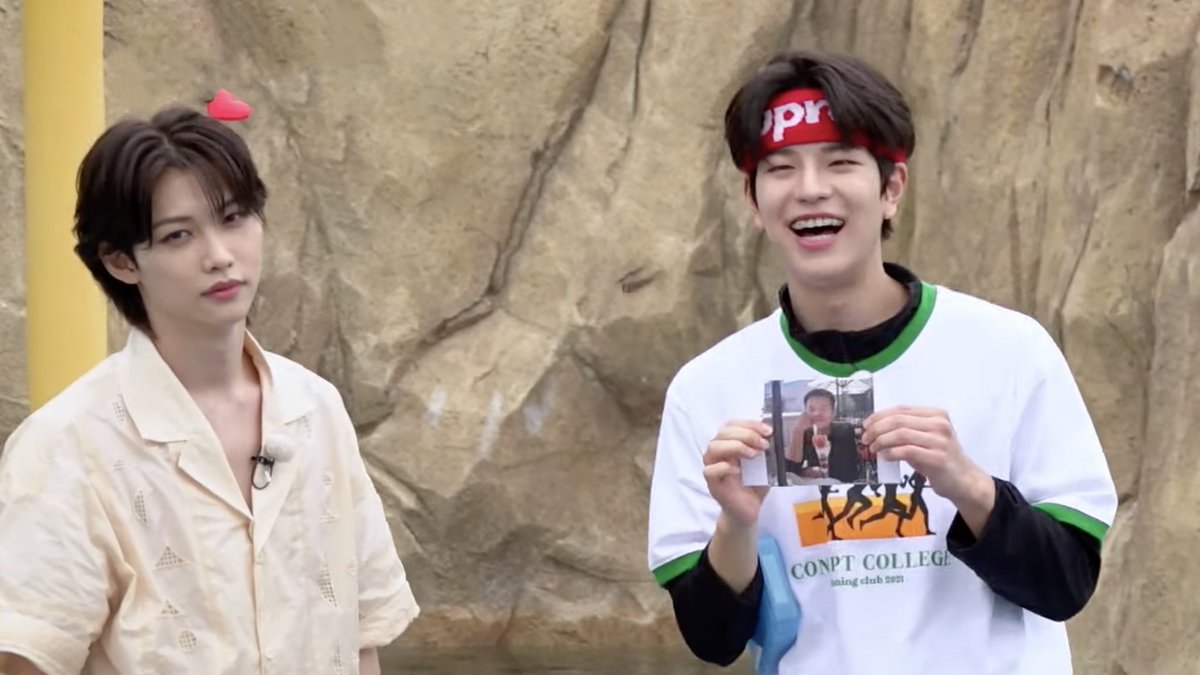 cloudyXOXOXO's tweet photo. Me showing my photocard collection to my non kpop friends https://t.co/s1ytBwo5YD