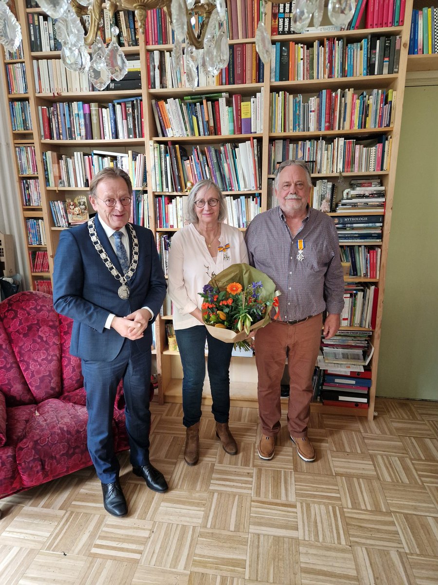 Vanmiddag reikte burgemeester Koos Janssen een Koninklijke Onderscheiding, Ridder in de Orde van Oranje-Nassau, uit aan Miriam Erlings-van Deurse en Frans van Deurse. Zij maakten zich beiden verdienstelijk op het gebied van complexe jeugdzorg en gezinshuizen.
