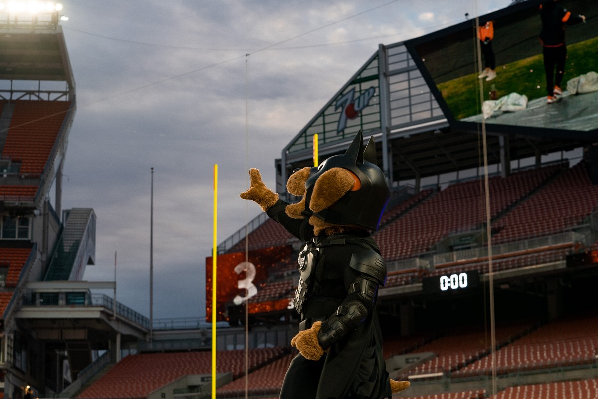 LAND_Moto_'s tweet photo. Are we the first e-Motorcycle on the field? Maybe we should try to get on the field with the @chargers cause, you know, electric? Awesome opportunity to do this for the hometown team @Browns and Chomps (BatDog)! https://t.co/5KyekQ9DN5