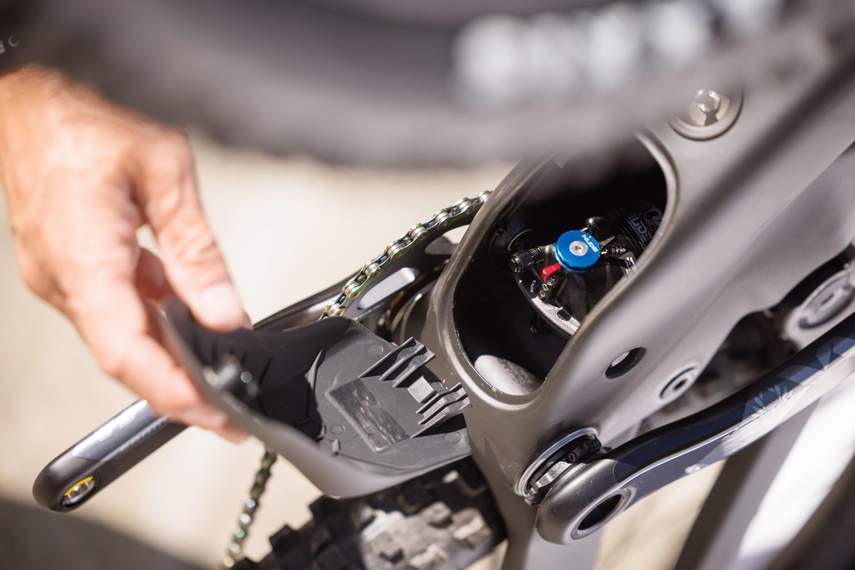 ScottSpain's tweet photo. Hecha para la montaña, la línea de bicicletas Genius 900 cuenta con versiones de carbono, híbridas y de aluminio para todos los amantes del trail. 

Más información  👉 https://t.co/PT637Z8otj

#SCOTTbikes #SCOTTgenius #AnyTrailAnyTime #Mtb https://t.co/Bk8uMpfJoR