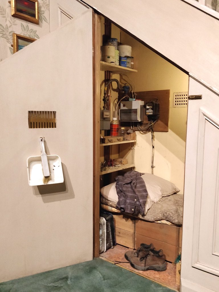 SimMattically's tweet photo. my Sims family heir's room vs their sibling's room https://t.co/2yv8V64VB2