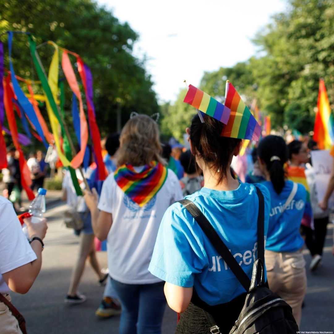 UNICEFargentina's tweet photo. Que el mundo sea un espacio seguro para todas las personas, sin importar su orientación sexual o identidad de género 🏳️‍🌈

#ParaCadaInfancia, una vida libre de violencias 💜

#MarchaDelOrgullo #Orgullo https://t.co/DodcsTORuU