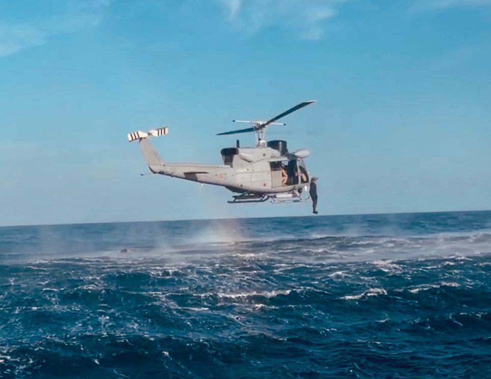 EUNAVFOR's tweet photo. #Operationatalanta 🇪🇸 #SOMTU keeps training and is ready to action onboard the 🇪🇺 #EUNAVFOR Flagship 🚢ESPS #Numancia transiting the Western #Indianocean and conducted an exercise with the embarked #HELO AB212 🚁@Armada_esp @Defensagob @EMADmde @EjercitoAire @EUSec_Defence https://t.co/R4e7VF7Q5H