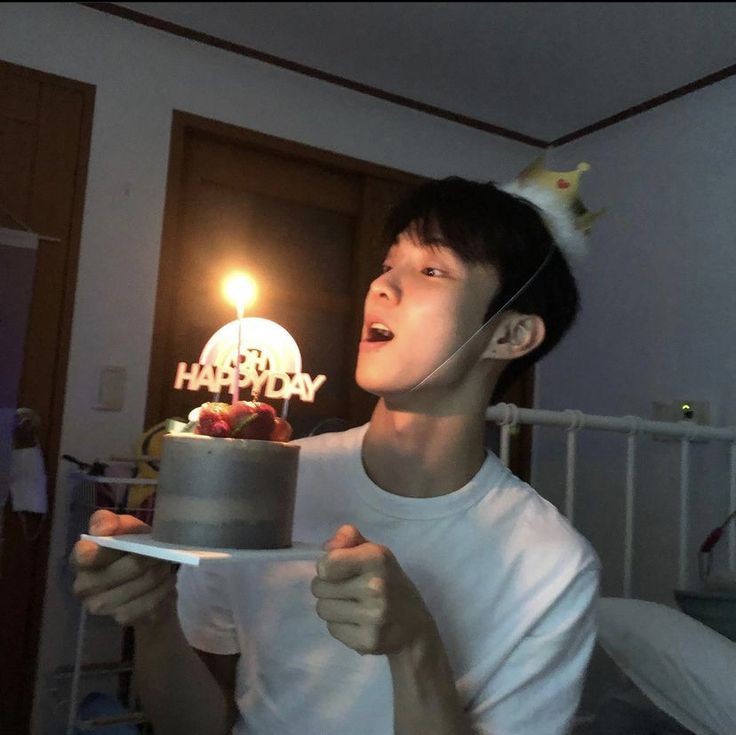 HAPPY BIRTHDAY MY LITTLE SQUIRREL 🐿️🎂💕

I'm sending all my love and wishes for a happy birthday to you today, my dear! I am so very blessed to have someone as amazing as you in my life.☁️💙

#민들레같이_피어난_창민이날 
#My_youth_Q_birthday