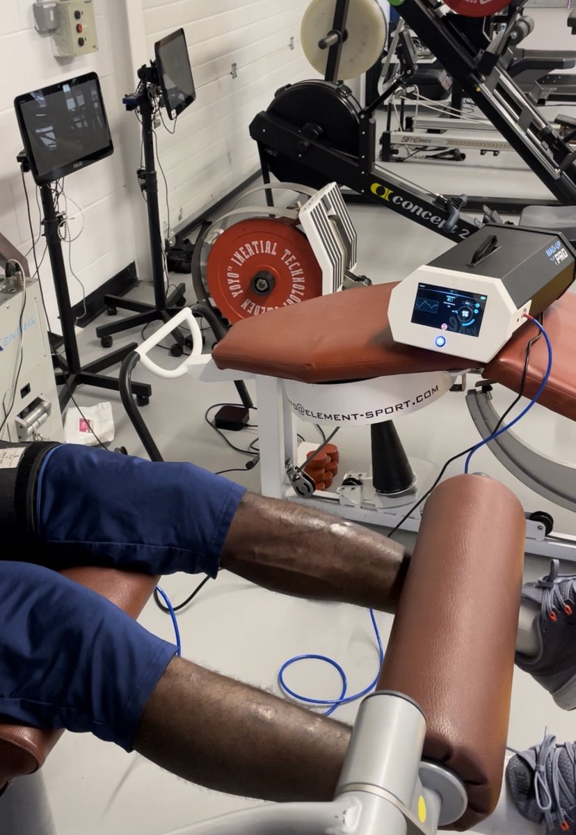 BFR “blood flow restriction “ en periodos de recuperación/ estrategia de recuperación post esfuerzo . Efecto “muscle pump “ que puede justificar su utilización y efectividad (📷 <a href="/izosarr/">Ismaila Sarr</a> sesión recovery pasada temporada en Watford FC con dispositivo <a href="/MADUP_Training/">MAD-UP</a> BFR )