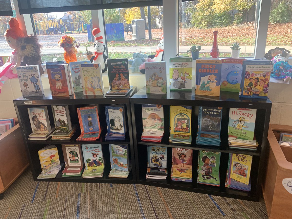 HoyLibrarian's tweet photo. Dynamic shelving vs Static shelving 📚 As librarians, how we present the books matters to our students! https://t.co/QVuiTSb4ht