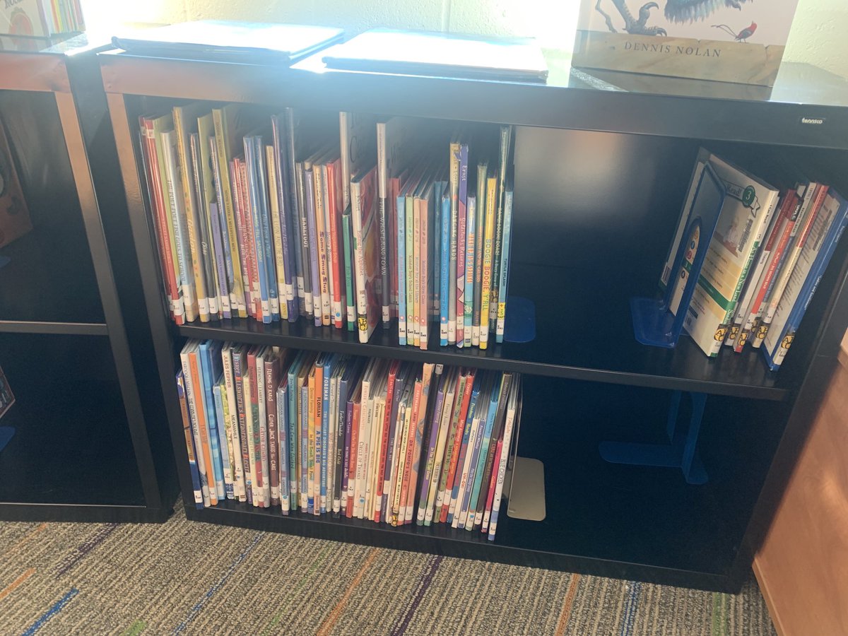 HoyLibrarian's tweet photo. Dynamic shelving vs Static shelving 📚 As librarians, how we present the books matters to our students! https://t.co/QVuiTSb4ht