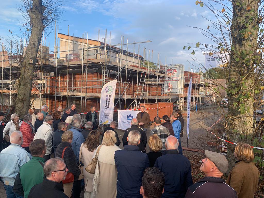 Hoogste punt project 14 levensloopbestendige woningen Overloon. Rick van der Kroon (namens Huren Overloon) hijst de vlag in top! Op naar de verdere realisatie!