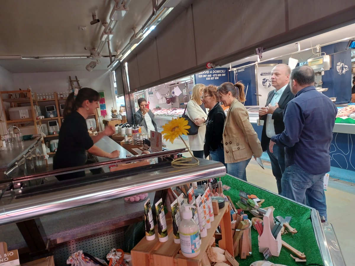 CCV_ORIENTAL's tweet photo. Avui hem presentat al Mercat municipal de #molletdelvalles les "50 propostes de turisme de compres" en anglès i francès
Posem en valor el comerç de proximitat i l'apropem al turisme internacional!
Ha estat un plaer visitar el mercat😉#vallesoriental 
🔗ℹ️👉https://t.co/0szUZ6jqRS https://t.co/BL4wCKeXdY