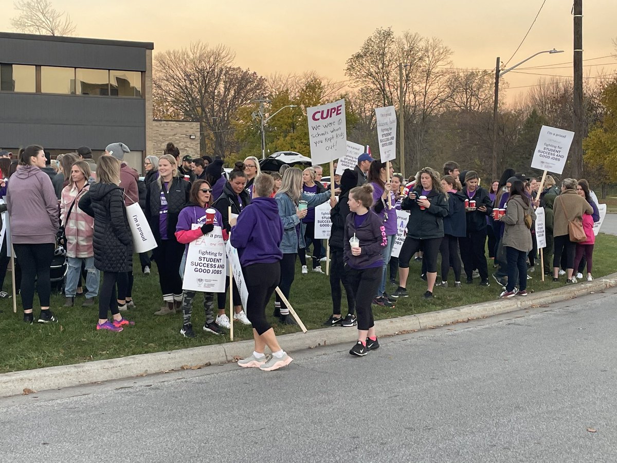 tboo_411's tweet photo. CUPE protest of Bill 28! Protect our rights. Shame on the Ford government. #Solidarity #lketfo @ETFOeducators https://t.co/bDGNHMoDTH