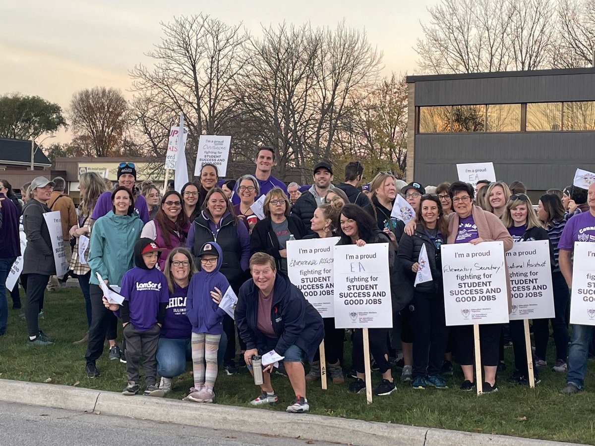 tboo_411's tweet photo. CUPE protest of Bill 28! Protect our rights. Shame on the Ford government. #Solidarity #lketfo @ETFOeducators https://t.co/bDGNHMoDTH