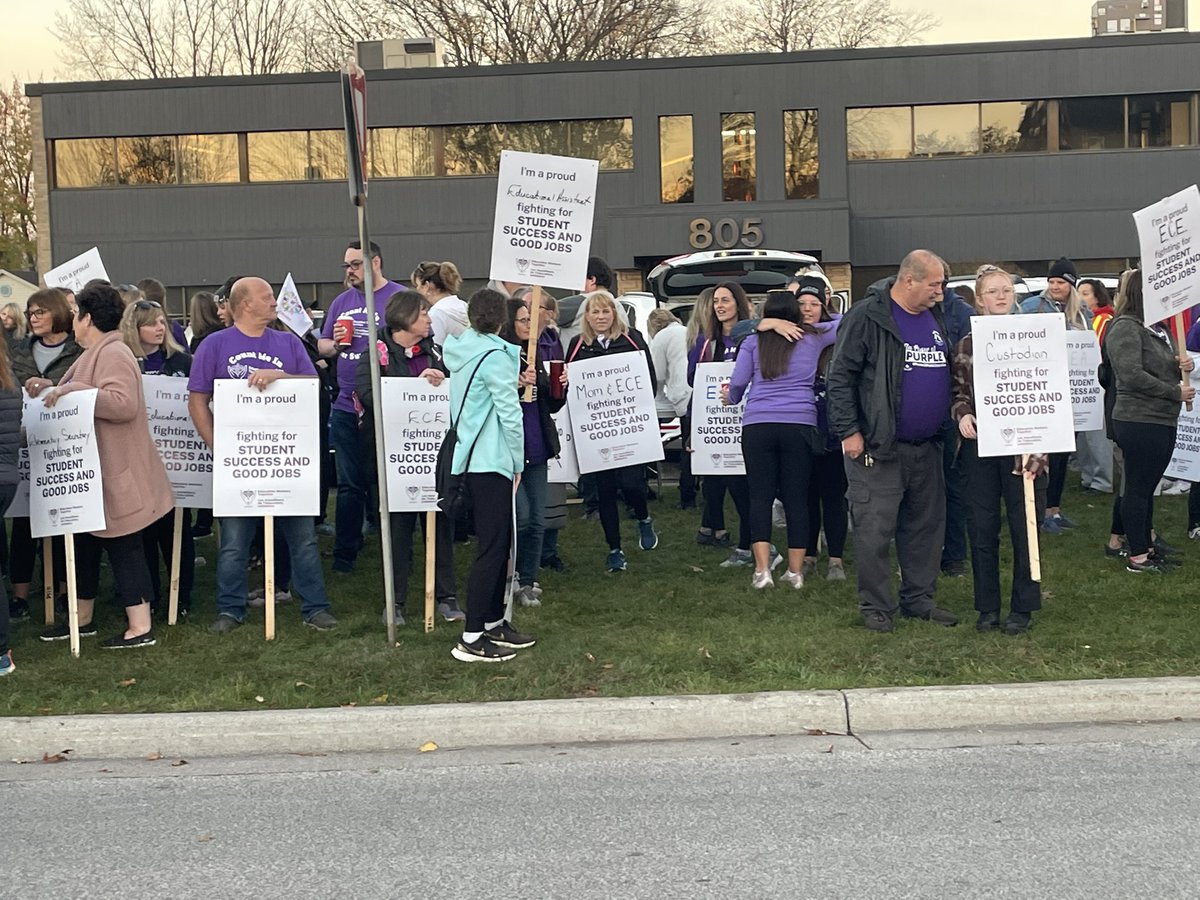 tboo_411's tweet photo. CUPE protest of Bill 28! Protect our rights. Shame on the Ford government. #Solidarity #lketfo @ETFOeducators https://t.co/bDGNHMoDTH