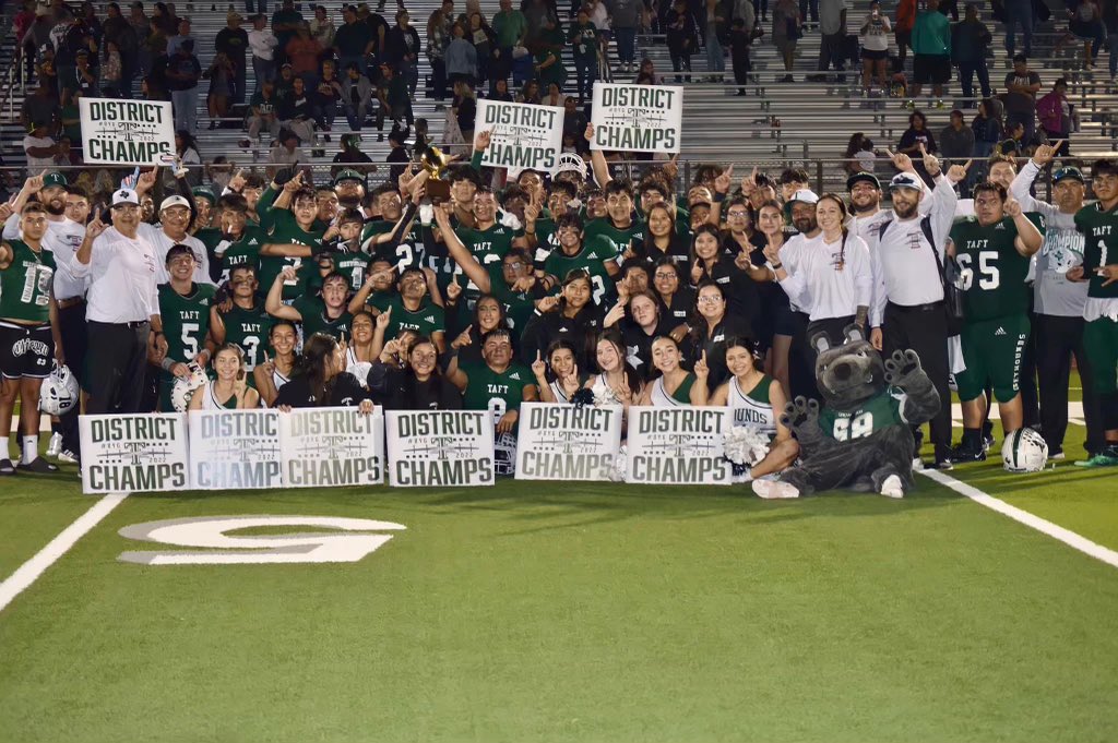 CoachiRod's tweet photo. District Champ things! 🔥💯 #HoundsUp💪🏼 #HistoryMade https://t.co/G2nWhVXc53