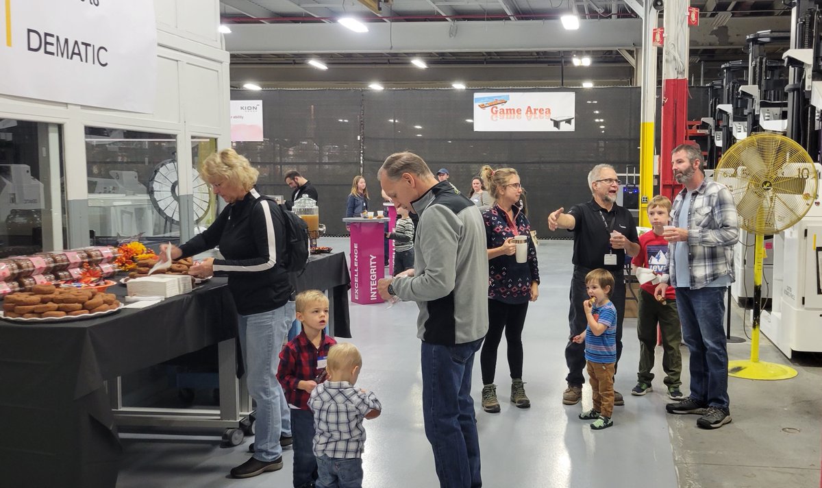 DematicAmericas's tweet photo. .@DematicGlobal's Grand Rapids Manufacturing team recently hosted a #FamilyDay celebration for their loved ones. Together, the group enjoyed cider and donuts π© , as well as a tour of our facility and an AGV demo. #LifeatDematic https://t.co/v0JTw7cuMn