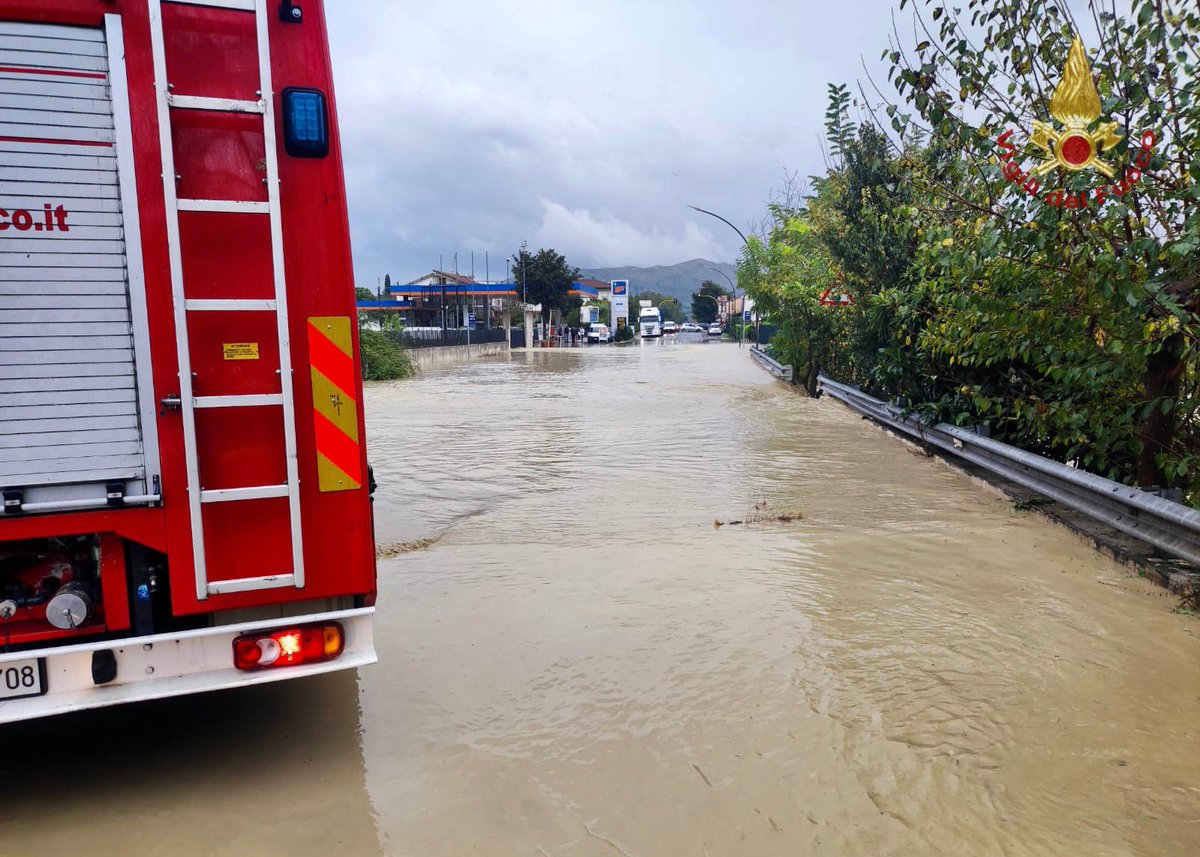 vigilidelfuoco's tweet photo. #Maltempo #Frosinone, decine di interventi svolti dai #vigilidelfuoco nel frusinate, tra Cervaro e Cassino: strade allagate, smottamenti e danneggiati dall’acqua i piani bassi di alcuni edifici. Attualmente sono migliorate le condizioni meteo [#4novembre 15:30] https://t.co/YC76y5yalG