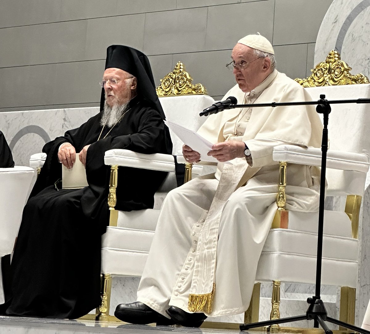 antoniospadaro's tweet photo. L’unità, per la quale siamo in cammino, è nella differenza. Lo Spirito non conia un linguaggio identico per tutti, ma permette a ciascuno di parlare lingue altrui e fa in modo che ognuno senta la propria parlata da altri. #PapaFrancesco #Bahrain 🇧🇭 https://t.co/jKMUdE2sMi