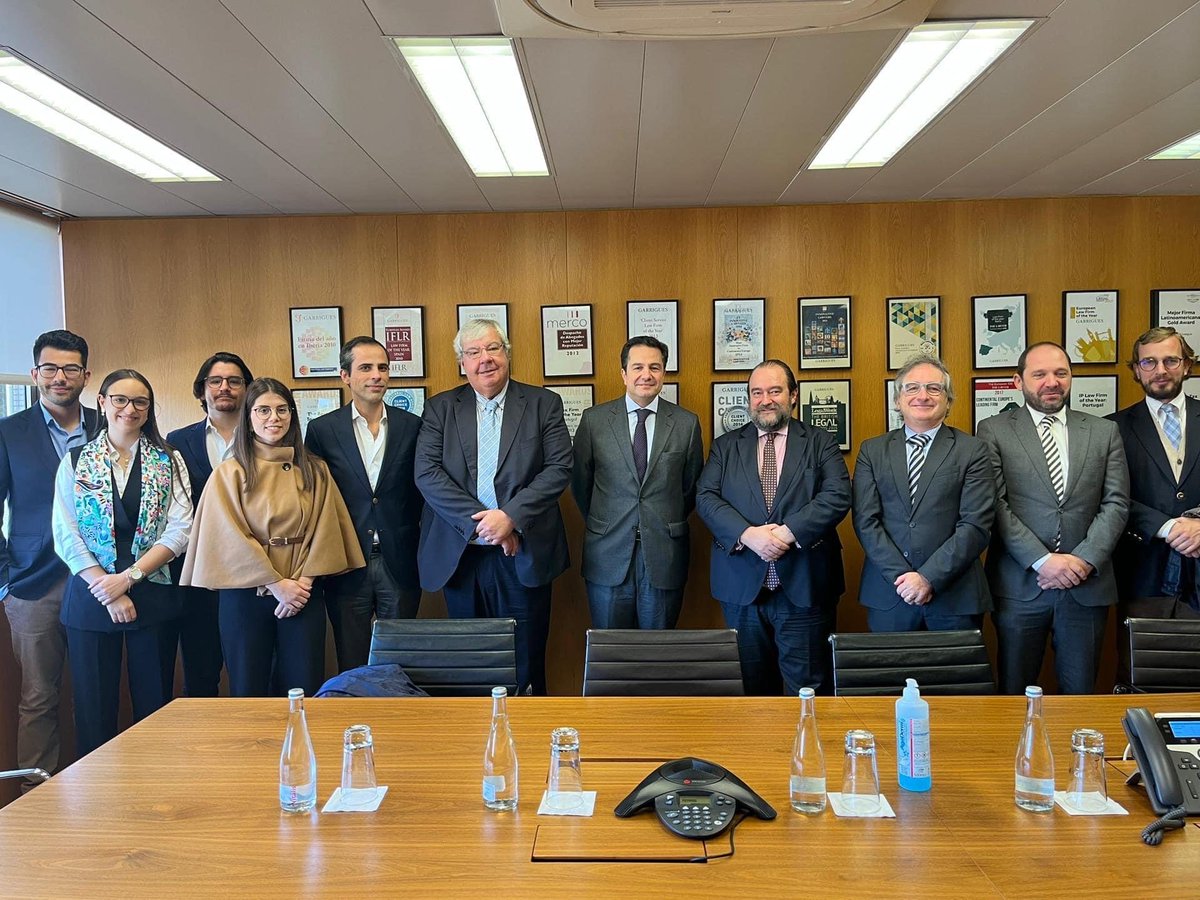 lmenezesleitao's tweet photo. 📍 Lista 𝗝 pela Justiça.
Apresentação das candidaturas da Lista 𝗝 na Garrigues do Porto.
Agradecemos a todos os Colegas o entusiasmo e a receptividade às propostas da Lista 𝗝 pela Justiça.
#EmDefesaDaAdvocacia.
#oa2023_2025
#luismenezesleitao
#ListaJ
#bastonario
#garrigues https://t.co/Aci3W11YJT