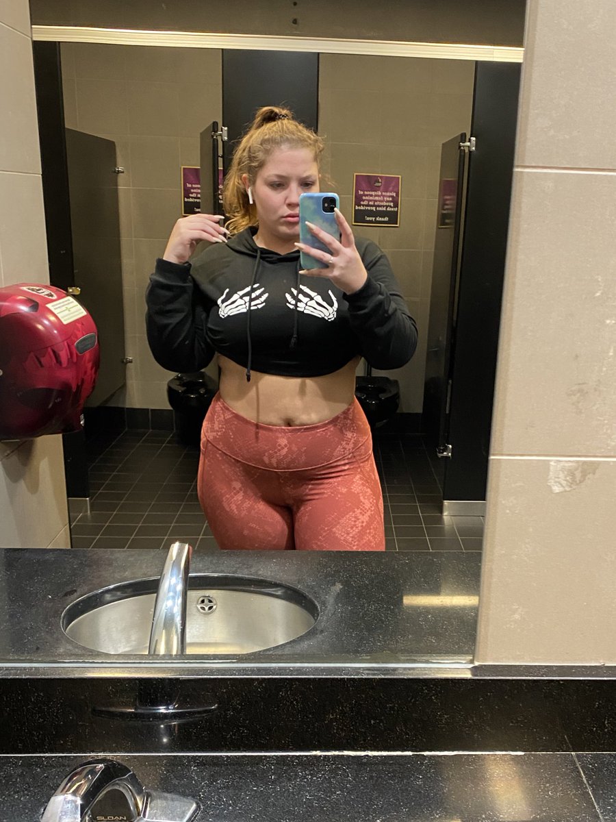 BootyBarBabe's tweet photo. You hittin this doggy or missionary first? The ass fat but her face is PRETTY af🙈🤭🫠😩✅✅ #ofbabe #hornybabe #WetNWild #onlyfans https://t.co/oNFwQyk7my