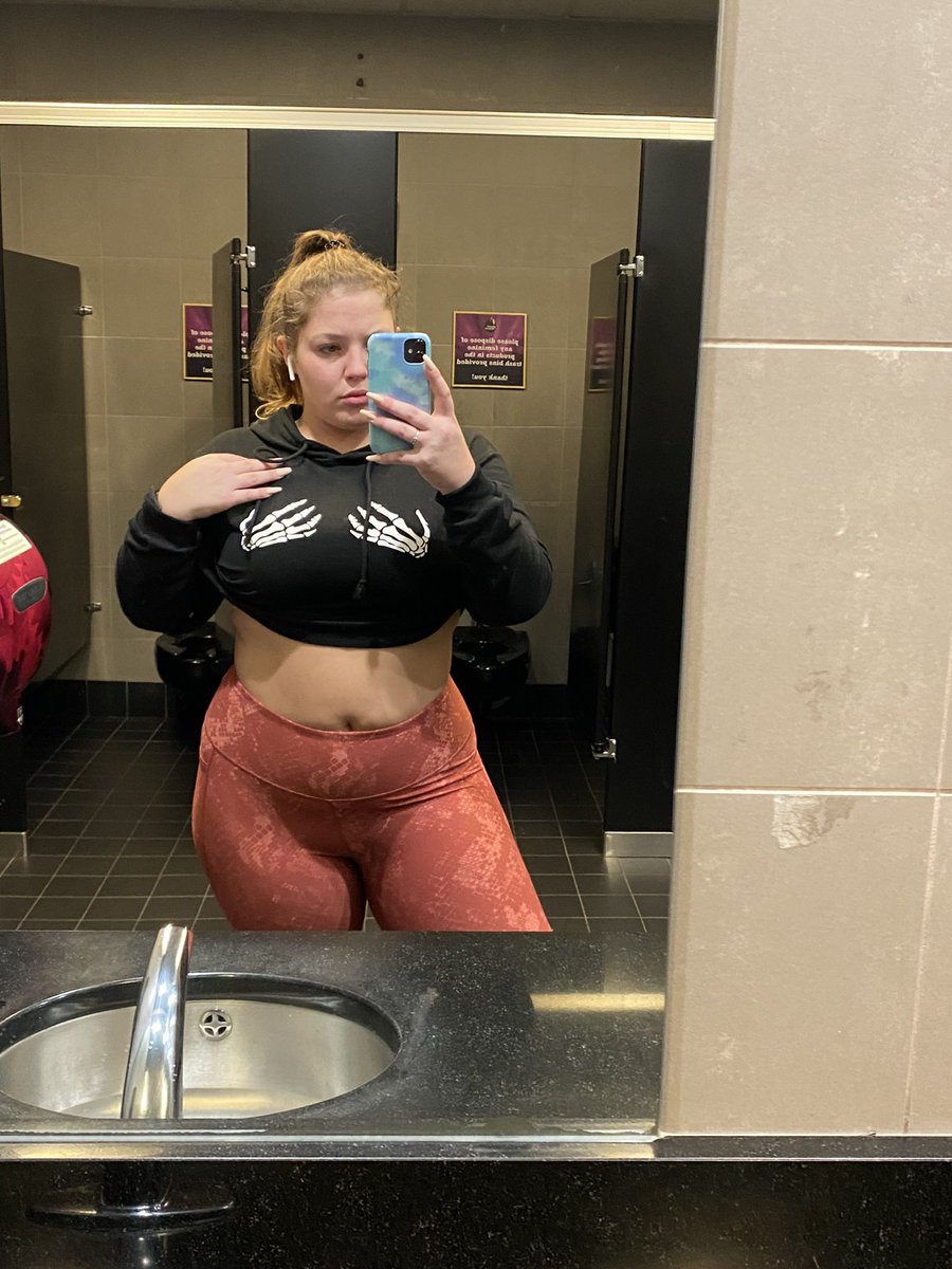 BootyBarBabe's tweet photo. You hittin this doggy or missionary first? The ass fat but her face is PRETTY af🙈🤭🫠😩✅✅ #ofbabe #hornybabe #WetNWild #onlyfans https://t.co/oNFwQyk7my