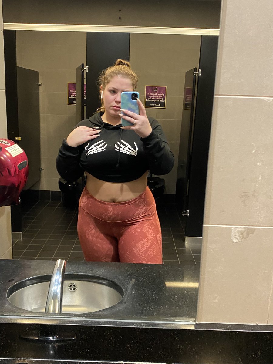 BootyBarBabe's tweet photo. You hittin this doggy or missionary first? The ass fat but her face is PRETTY af🙈🤭🫠😩✅✅ #ofbabe #hornybabe #WetNWild #onlyfans https://t.co/oNFwQyk7my