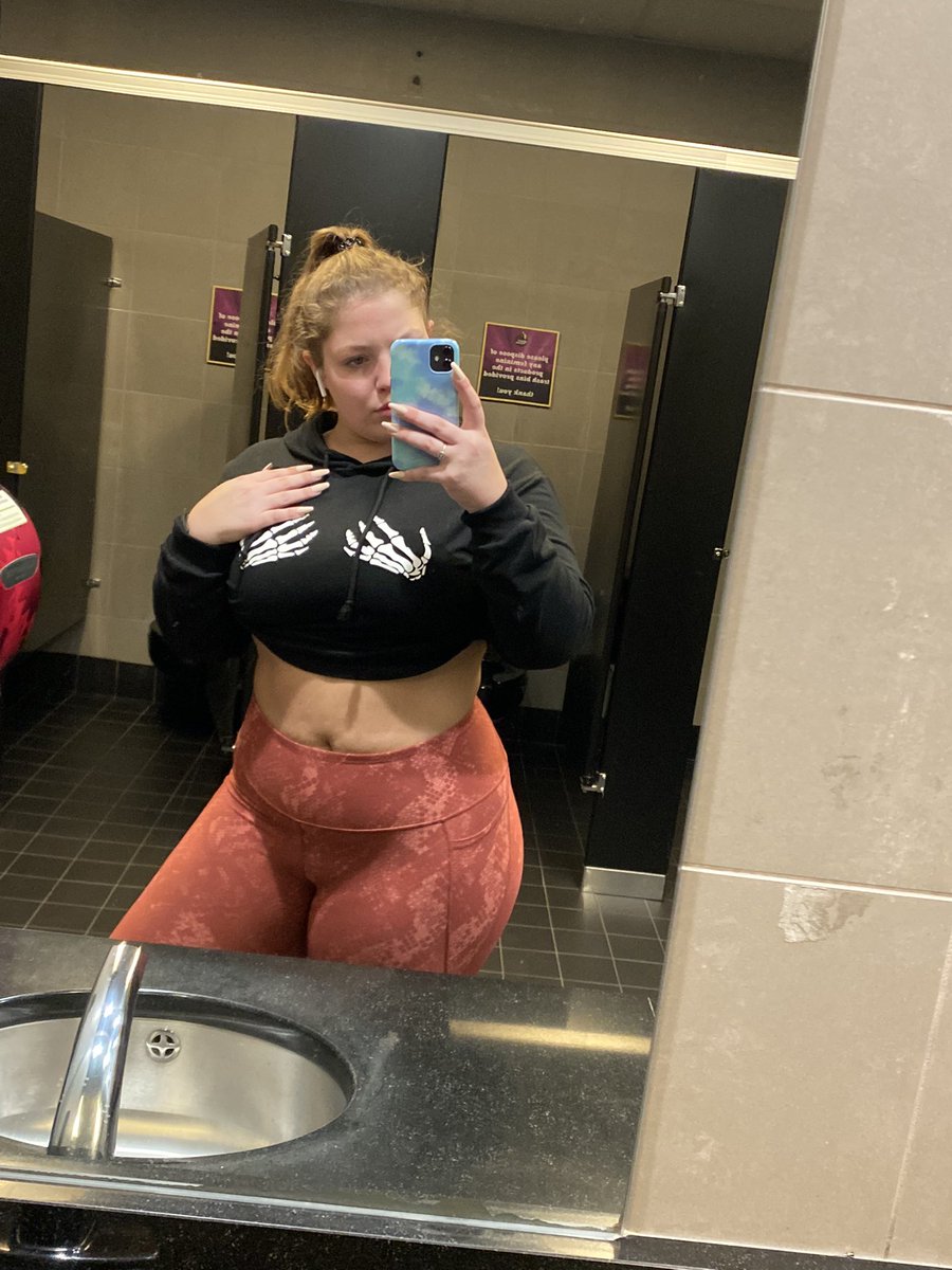 BootyBarBabe's tweet photo. You hittin this doggy or missionary first? The ass fat but her face is PRETTY af🙈🤭🫠😩✅✅ #ofbabe #hornybabe #WetNWild #onlyfans https://t.co/oNFwQyk7my